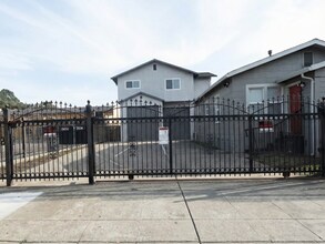 2456 88th Ave in Oakland, CA - Foto de edificio - Building Photo