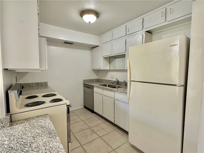 2828 Jackson St, Unit D8 in Ft. Myers, FL - Building Photo - Building Photo