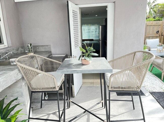 1495 NE 177th St in North Miami Beach, FL - Building Photo - Building Photo