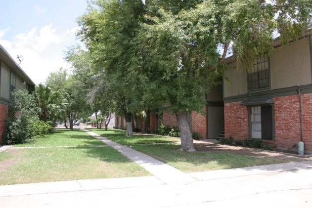 Courtyard Apartments in Harlingen, TX - Foto de edificio - Building Photo