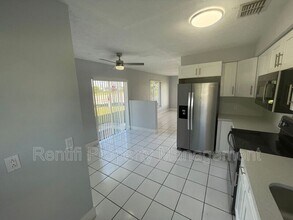 717 SE 9th St in Cape Coral, FL - Building Photo - Building Photo