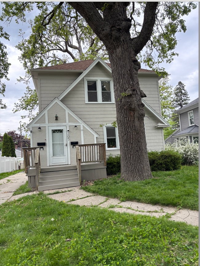 209 W Dudley St, Unit upper