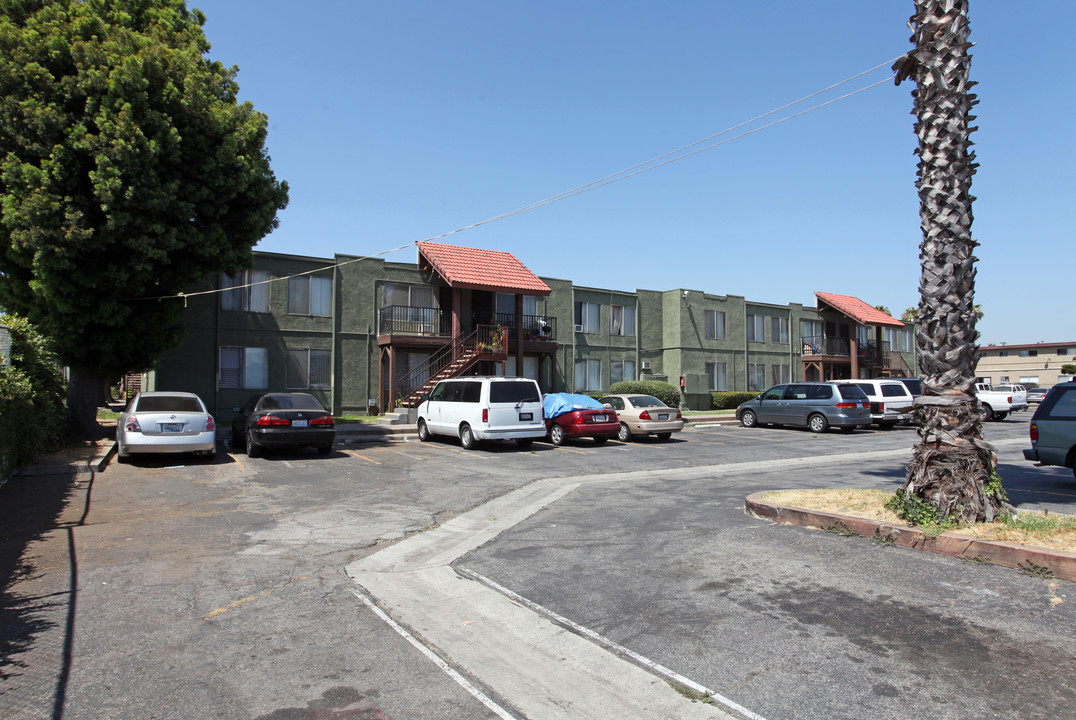 Covina Manor in West Covina, CA - Building Photo