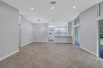 618 Woodgate Cir in Sunrise, FL - Building Photo - Building Photo