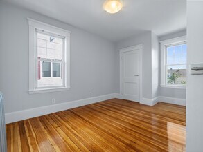 16 Windsor Rd, Unit 1 in Somerville, MA - Foto de edificio - Building Photo