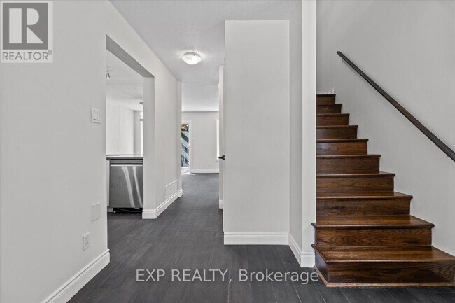 32 Michael Crescent in Barrie, ON - Building Photo - Building Photo