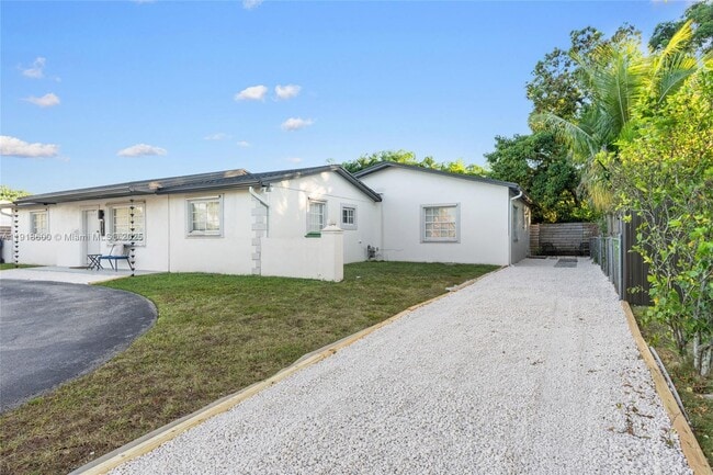 13830 SW 73rd St in Miami, FL - Foto de edificio - Building Photo