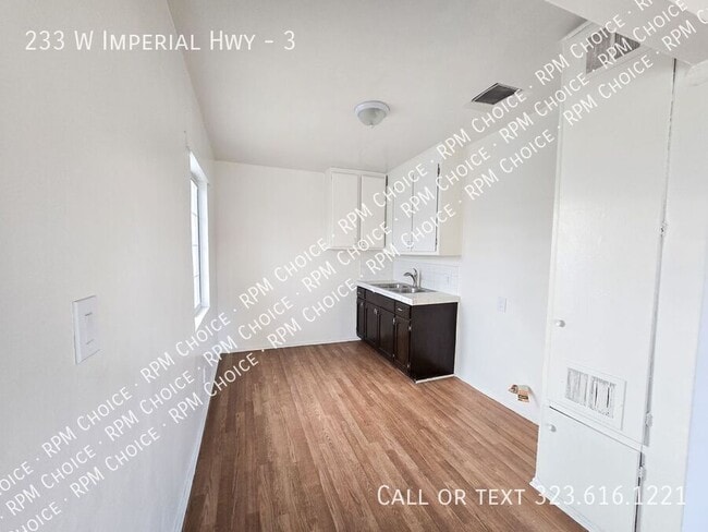 233 W Imperial Hwy in Los Angeles, CA - Building Photo - Building Photo