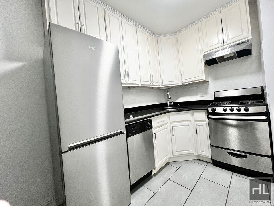 E 16 ST in New York, NY - Building Photo