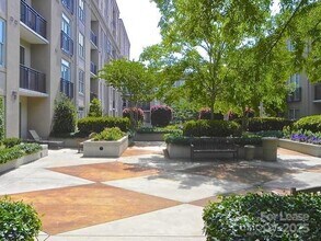1315 East Blvd, Unit 412 in Charlotte, NC - Foto de edificio - Building Photo