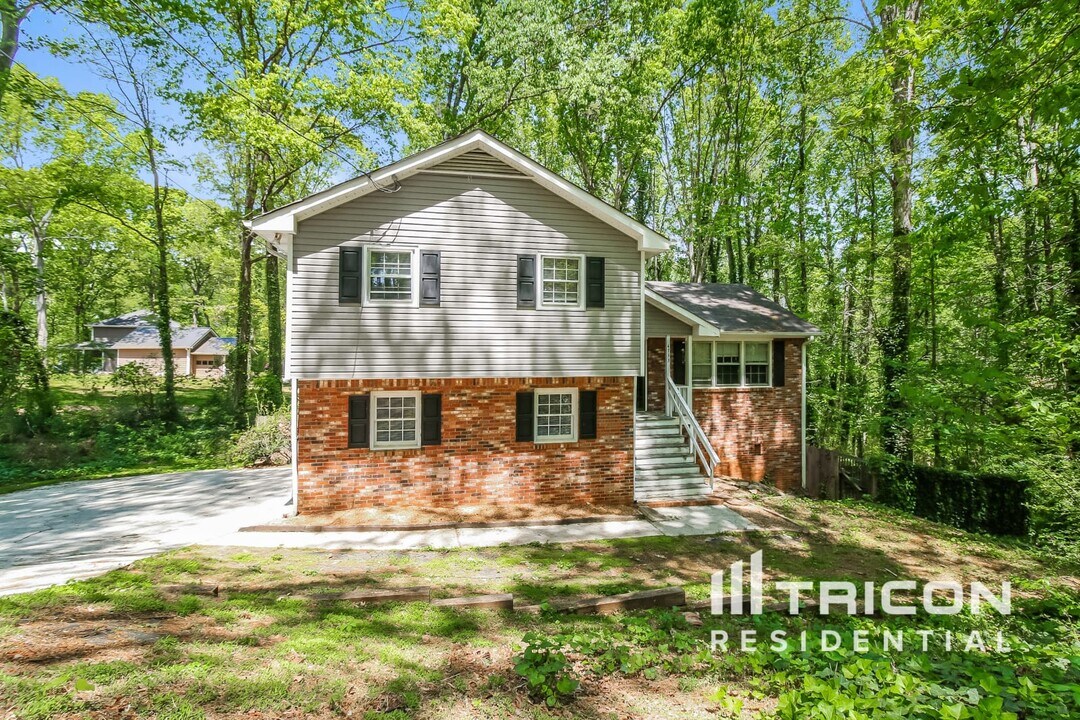 4733 Hickory Ct SW in Lilburn, GA - Building Photo