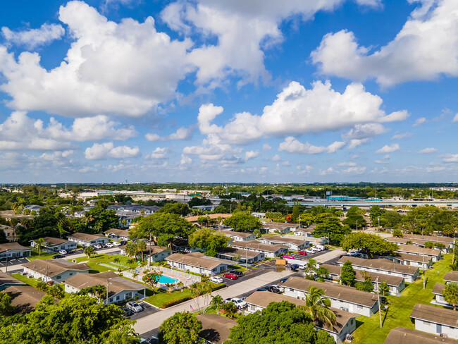 Community Acres in Fort Lauderdale, FL - Foto de edificio - Building Photo