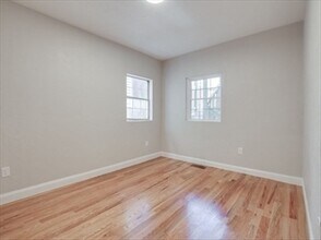 838 E 2nd St, Unit 1 in Boston, MA - Foto de edificio - Building Photo