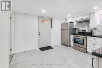 121 Prairie Dr in Toronto, ON - Building Photo - Building Photo