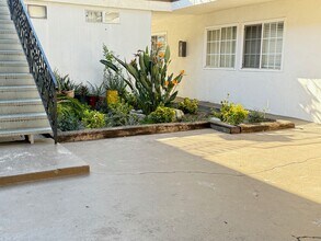 6633 Woodley Ave in Los Angeles, CA - Building Photo - Building Photo