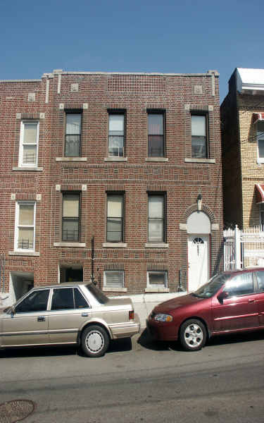 687 E 230th St in Bronx, NY - Building Photo