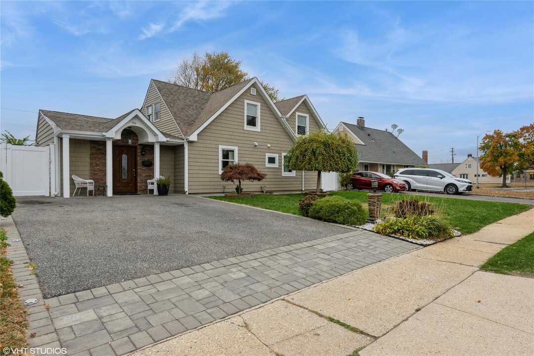 96 Kingfisher Rd in Levittown, NY - Foto de edificio