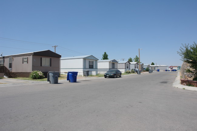 Los Pinos Mobile Home Park in El Paso, TX - Foto de edificio - Building Photo