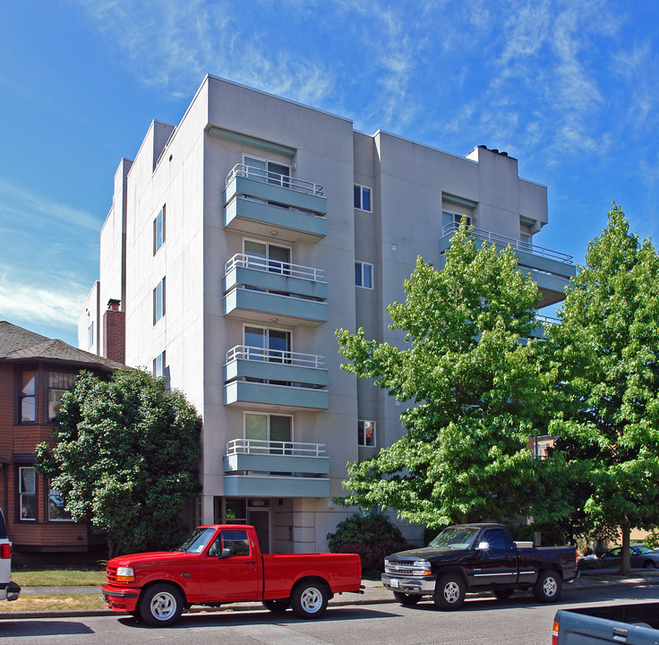 West Republican Place in Seattle, WA - Building Photo