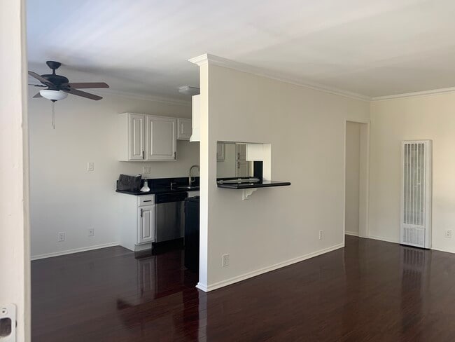 1547 Saltair S Ave, Unit 5 in Los Angeles, CA - Foto de edificio - Building Photo