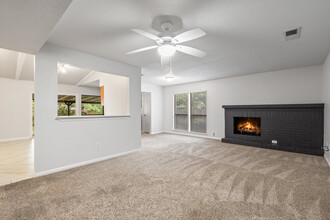405 Fort Drum Drive in Austin, TX - Foto de edificio - Building Photo