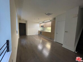 727 W 7th St in Los Angeles, CA - Foto de edificio - Building Photo