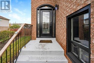 43 Floribunda Crescent in Brampton, ON - Building Photo
