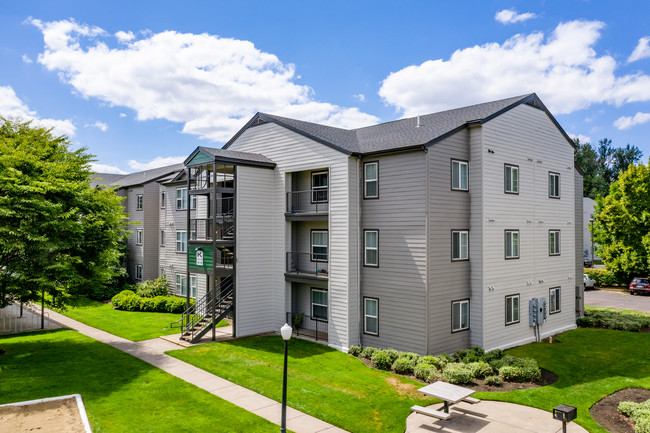 Stadium Park in Eugene, OR - Foto de edificio - Building Photo