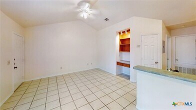 412 Burleson St in San Marcos, TX - Foto de edificio - Building Photo