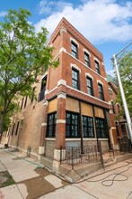 1370 W Evergreen Ave, Unit 2 in Chicago, IL - Building Photo - Building Photo