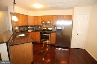 1822 Triple Feather Rd in Severn, MD - Foto de edificio - Building Photo