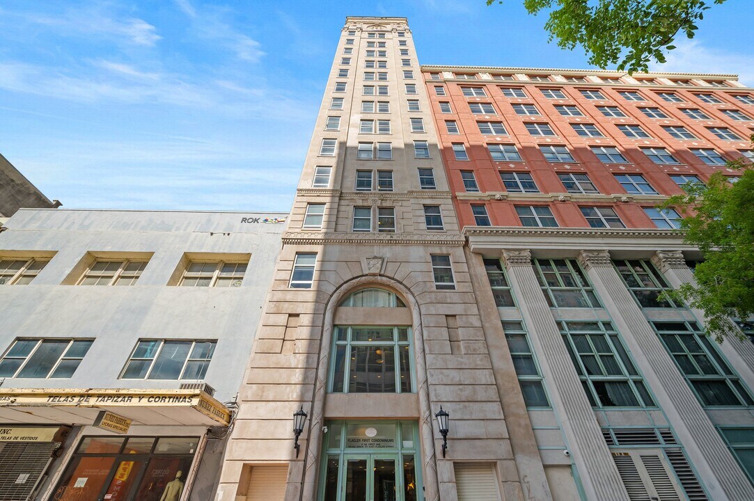 101 E Flagler St, Unit 504 in Miami, FL - Building Photo