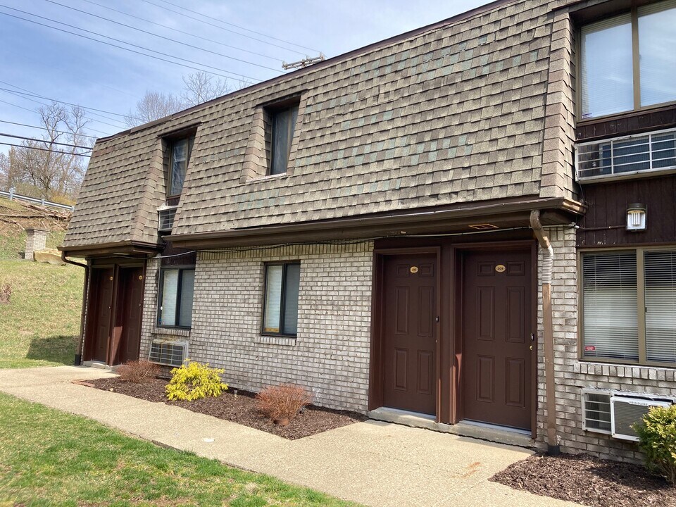 207 Kellywood Mnr, Unit 207 in New Kensington, PA - Building Photo