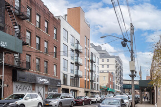 Silver Point Apartments in Woodside, NY - Foto de edificio - Building Photo