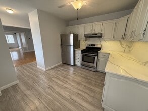 376 Riverside Ave, Unit 1 in Medford, MA - Building Photo - Building Photo