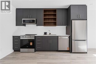 88 EVERETT Cmn in St Catharines, ON - Building Photo