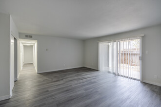 Fairway Park Manor in Reno, NV - Foto de edificio - Interior Photo