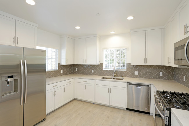 Agoura Luxury Townhouses in Agoura Hills, CA - Foto de edificio - Interior Photo