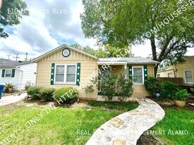 110 El Monte Blvd in San Antonio, TX - Building Photo