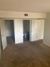 555 S Royal Crest Cir in Las Vegas, NV - Building Photo - Building Photo
