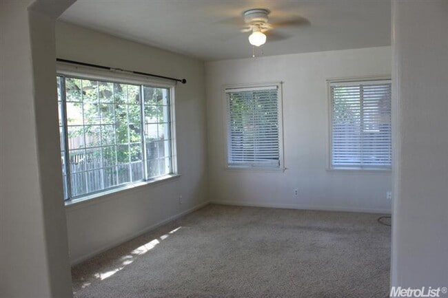 7607 Oak Grove Ave in Citrus Heights, CA - Building Photo - Building Photo