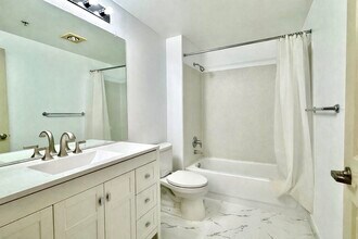 111 108th Ave NE, Unit 411 in Bellevue, WA - Building Photo - Building Photo