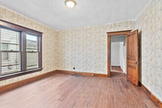 727 South St-Unit -Apt 1 in Waterloo, IA - Building Photo - Building Photo
