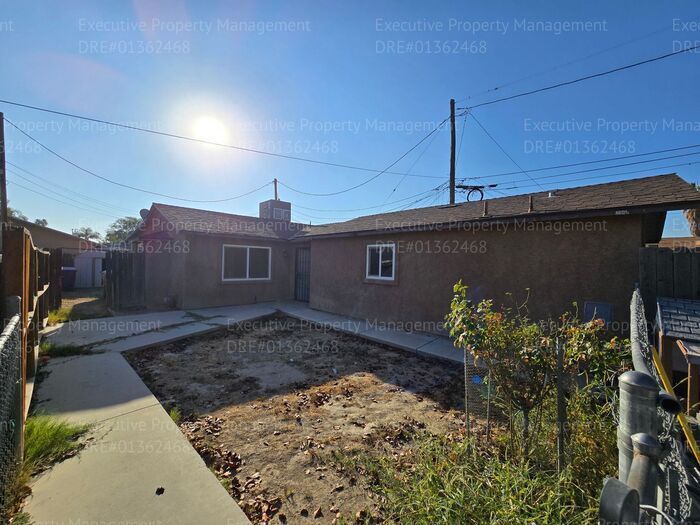 2348 S K St in Bakersfield, CA - Building Photo