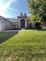 171 N Lindsay St in Visalia, CA - Building Photo