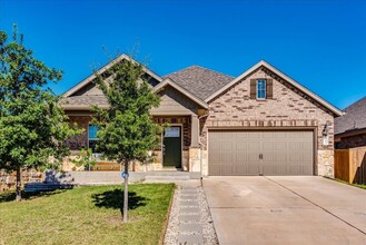 100 Wooden Lodge Dr in Manchaca, TX - Foto de edificio - Building Photo
