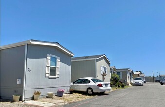 Shady Grove Manufactured Home Park in Manteca, CA - Foto de edificio - Building Photo