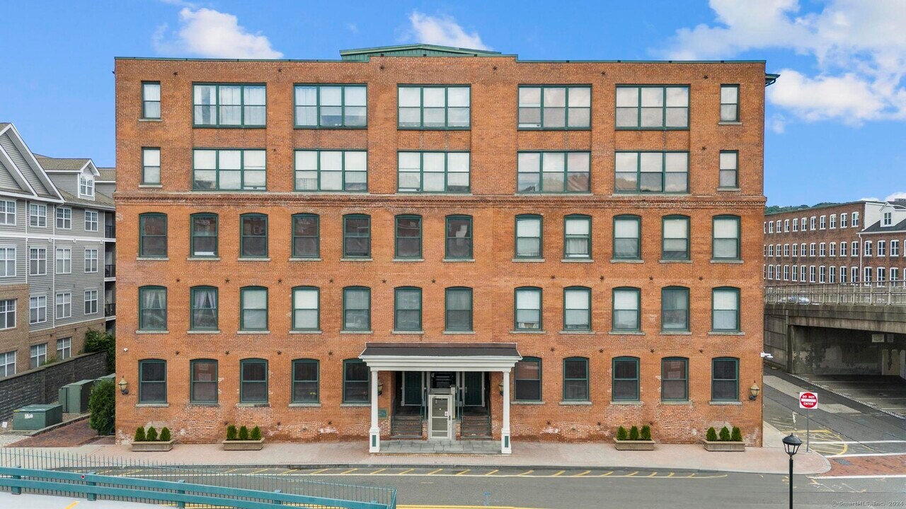 145 Canal St E in Shelton, CT - Building Photo