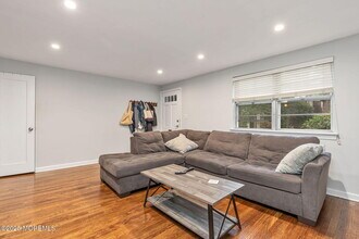 32 Manor Dr in Red Bank, NJ - Building Photo - Building Photo
