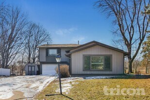 1916 Lamplight Dr in Woodbury, MN - Building Photo